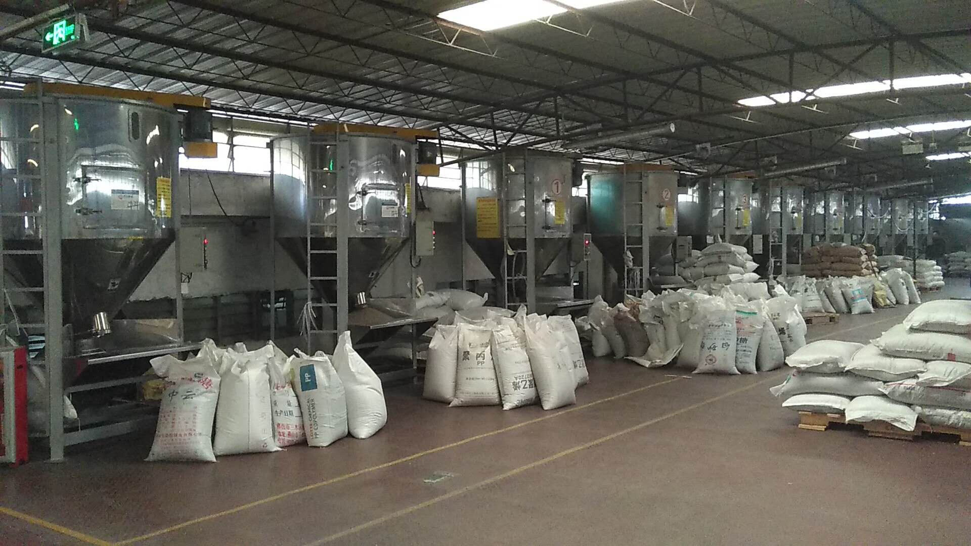 廣州一家生產塑料膠袋廠訂購10臺1T大型立式攪拌機